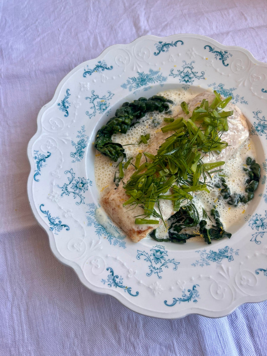 Hälleflundra med beurre blanc och smörstekt svartkål